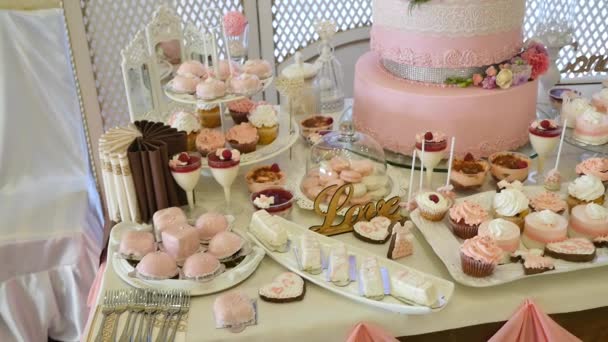 Delicioso casamento recepção doces bar mesa de sobremesa — Vídeo de Stock