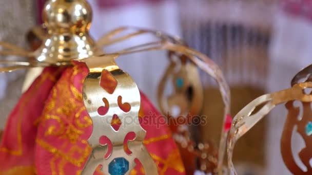 Coroas de casamento de ouro de casamento em uma igreja, mover câmera de perto — Vídeo de Stock