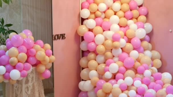 Decoração de balões coloridos feitos para uma cerimônia de casamento em um restaurante — Vídeo de Stock