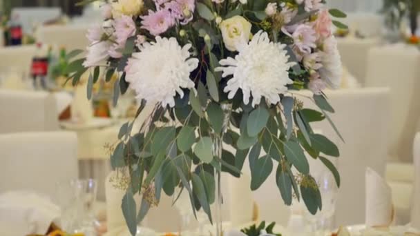 Tavolo con cibo e bouquet sul matrimonio — Video Stock