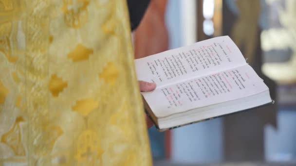 Kapłana czytania Biblii w kościele — Wideo stockowe