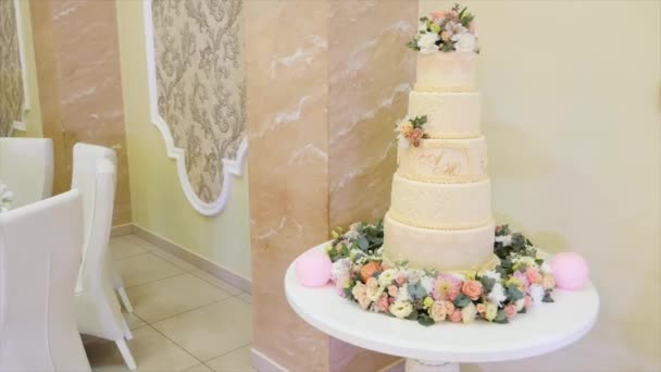 Золотой свадебный торт в окружении плавающих свечей на свадьбе в Бостоне — стоковое видео