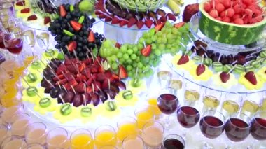 Güzel ve parlak iç mekanı olan modern Avrupa restoranı