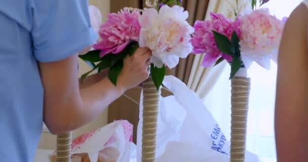 Blumenschmuck auf den Hochzeitstischen — Stockvideo