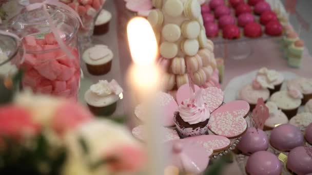 Candy Bar Casamento, buffet de doces, delicioso Candy bar em um casamento — Vídeo de Stock