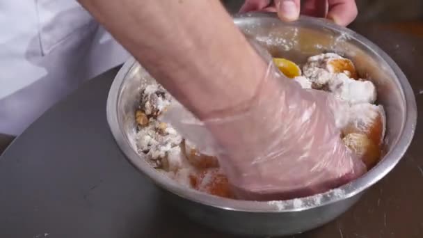 La mano mezcla albaricoques con azúcar, harina y nueces — Vídeos de Stock