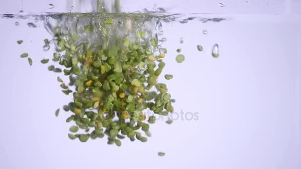 Les pois bouillent dans l'eau. vue du bas — Video