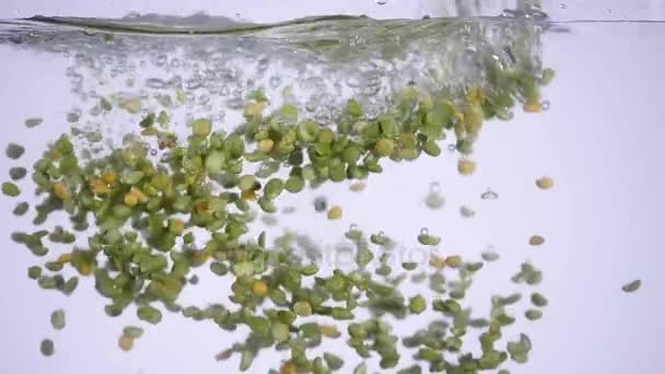 Los guisantes hierven en agua — Vídeo de stock