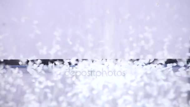 Riskorn som faller på reflekterande bordsskiva på vit bakgrund — Stockvideo