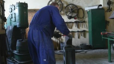 çelik bir dövmesi bükme sıcak parlak metal grubu, çalışma demirci