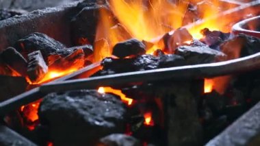 Yangın ve demir yanan kömür