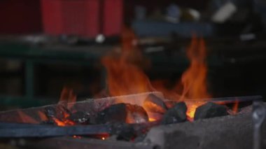 Kıvılcım ve smithy dağıtılmakta ateşten alevler