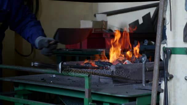 Kovář se uhlí hoří — Stock video
