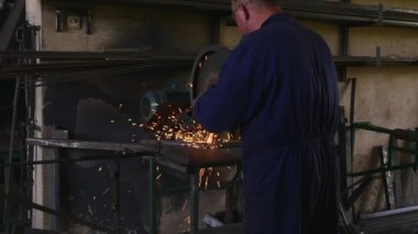 Demirci çelik bir makinede keskin.