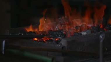 Yangın ve demir yanan kömür