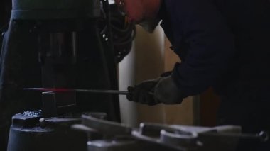 Demirci bir basın, yavaş hareket altında metal bir boru işler