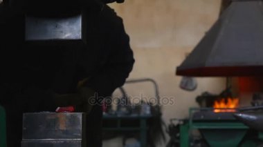 Smith makinedeki ağır çekim sıcak demir işler