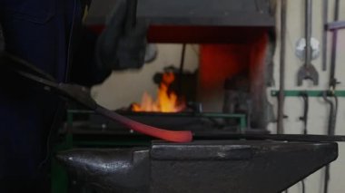 Bir demir çubuk sonuna bir çengel haline yavaş hareket çekiç demirci