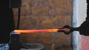 Demirci makine üzerinde sıcak demir işler