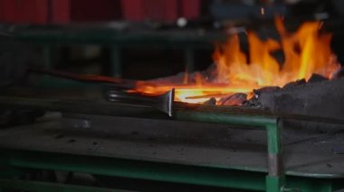 Yangın ve demir, yavaş yanan kömür