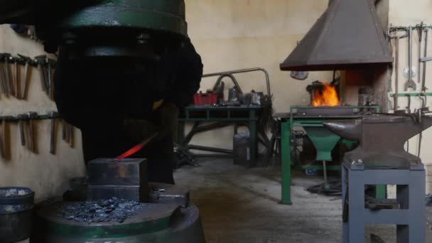 Ferreiro derruba ferro em uma máquina — Vídeo de Stock