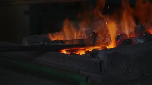 Uhlí s hořící oheň a železo — Stock video