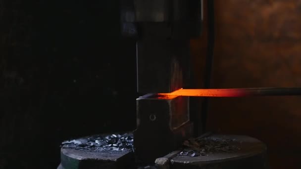 Glühendes Metallrohr unter Druck — Stockvideo