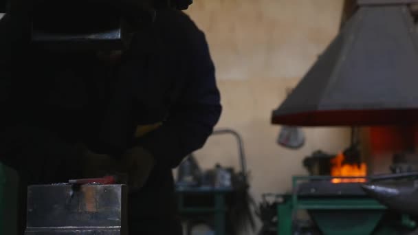 Кузнец обрабатывает горячее железо на машине, замедленная съемка — стоковое видео