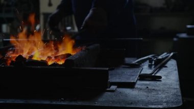 Demirci demir kanca ateşe yerleştirilir.