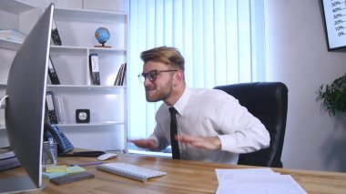 Ofiste kutluyor başarı işadamı kollarını kaldırdı