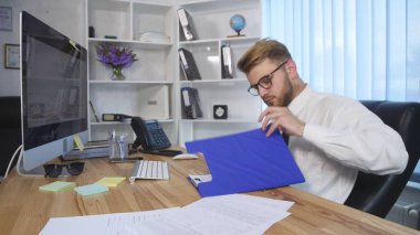 Ofis Masaları üzerinde belgelerin imzalanması işadamı