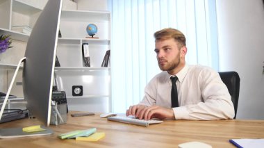 alkol ofiste iş adamı