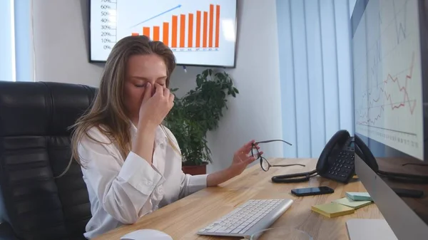 Geschäftsfrau nimmt Tablette während der Arbeit mit Dokumenten im Büro — Stockfoto