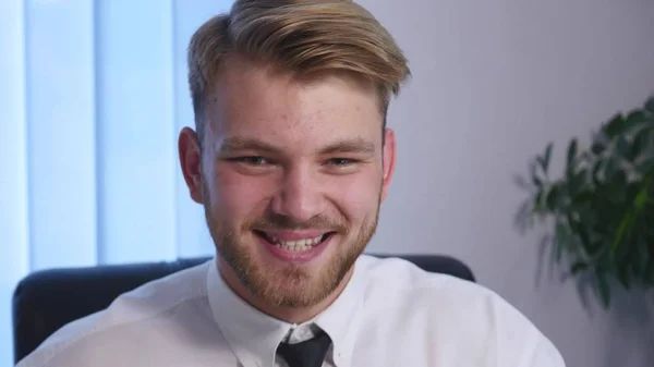 Boss is angry with his subordinate employee in the office. close up — Stock Photo, Image