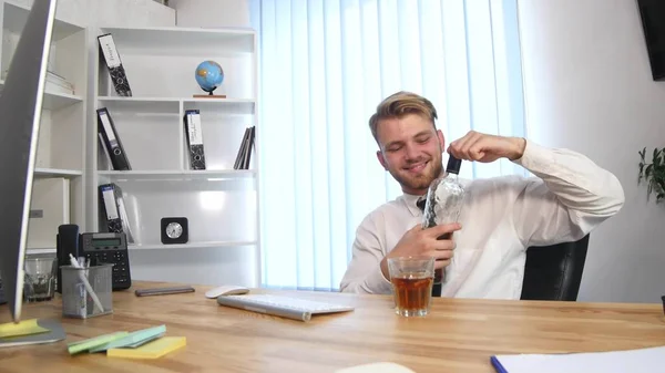 Business man drinking alcohol in the office — Stock Photo, Image