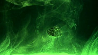 suda ıslatın ve taş soyut akan mürekkep