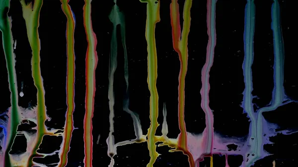 Goccioline di inchiostro colorate scivolano su vetro. sfondo nero . — Foto Stock