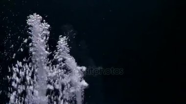 Su dökme ve siyah arka plan üzerine su sıçramalarına yapma