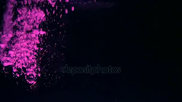 Verser de l'eau et faire des éclaboussures sur fond noir 