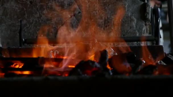 Węgiel z płonącym ogniem i żelaza — Wideo stockowe