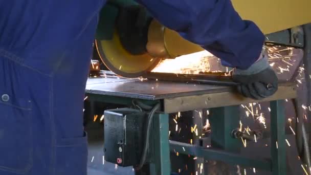 Blacksmith cuts iron on machine — Stock Video