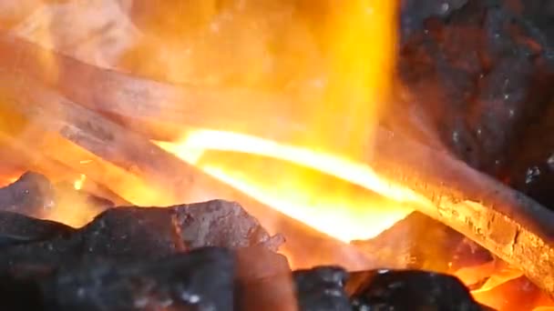 Carbone con fuoco ardente e ferro da stiro, da vicino — Video Stock