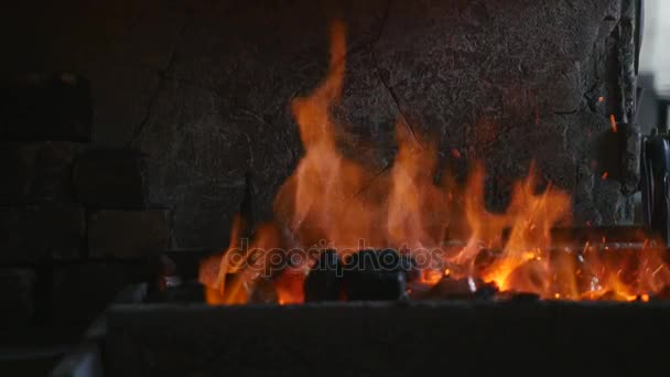 Vonken en vlammen van het vuur uitgedeeld in de smithy — Stockvideo