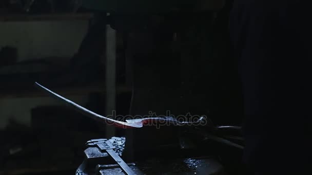 Ferreiro derruba gancho de ferro em uma máquina, câmera lenta — Vídeo de Stock