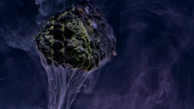 suda ıslatın ve taş soyut akan mürekkep