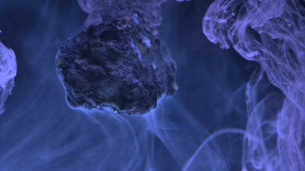 encre fluide abstraite dans l'eau avec pierre 