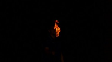 Ateş gösterisi performansını. Bir adam benzin bir meşale, yavaş hareket alır.