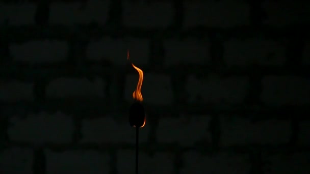 la torche s'embrase au ralenti 