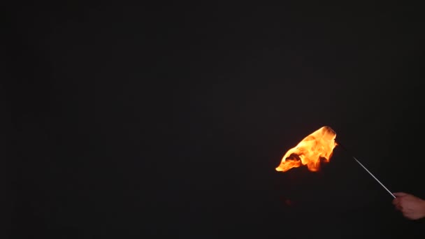 Feuershow-Performance. Mann zapft Benzin an einer Taschenlampe — Stockvideo