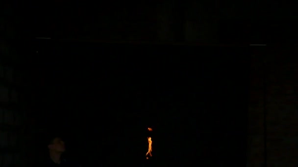 Spectacle de feu. Un homme ramasse de l'essence à la torche, au ralenti 
